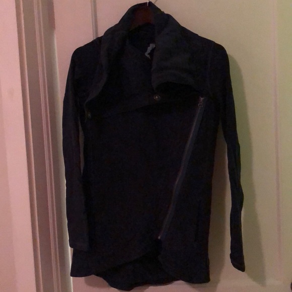 - Lululemon Navy Method Wrap - Picture 1 of 2